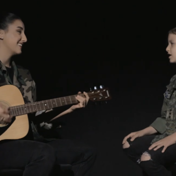 Vajza e dëshmorit rikrijon këngën “Drenica ime”, i dedikohet edhe krerëve të UÇK-së në Hagë