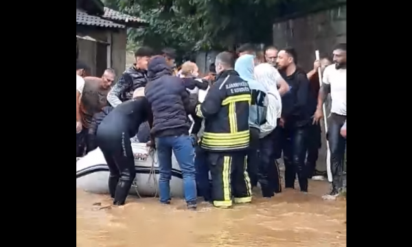 Gjakova sheh tmerrin me sy pas vërshimeve: Spitali i përmbytur, zjarrëfikësit fillojnë evakuimet në rrugë
